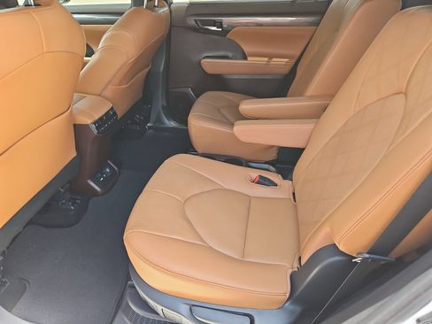 Used 2021 Toyota Highlander Platinum FWD image 17