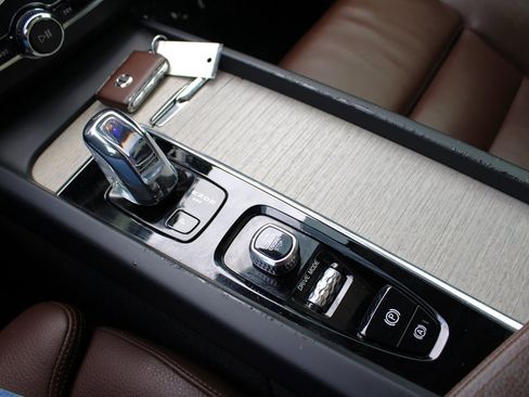 Used 2018 Volvo XC60 T8 Inscription w/ Advanced Package image 29