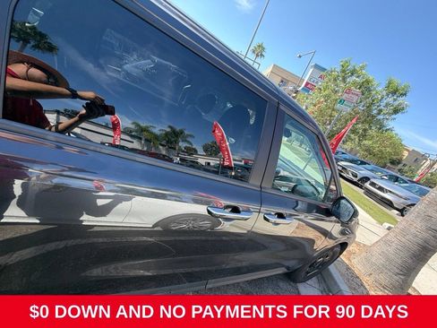 Used 2025 Kia Carnival FWD image 9