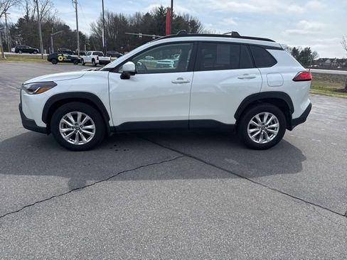 Used 2024 Toyota Corolla Cross LE image 4