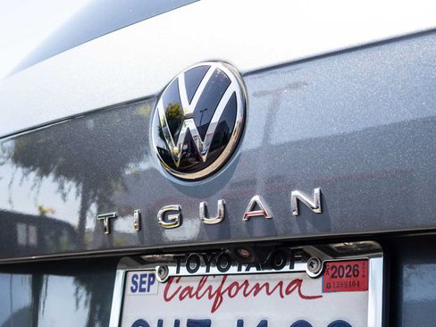 Used 2022 Volkswagen Tiguan SE w/ Panoramic Sunroof Package AWD/4WD image 14