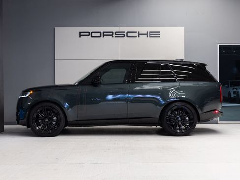 Used 2025 Land Rover Range Rover SE AWD/4WD image 2