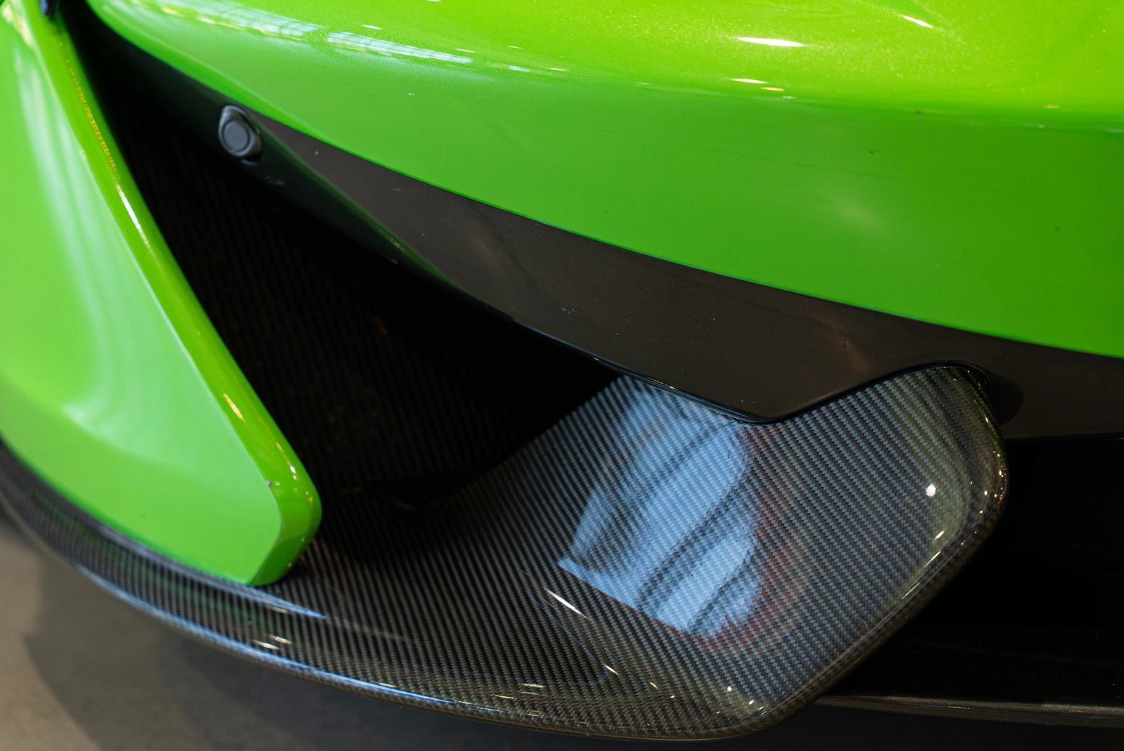 Used 2016 McLaren 570S Coupe RWD image 18