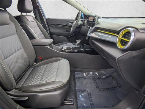 Used 2025 Chevrolet Trax LT FWD image 19
