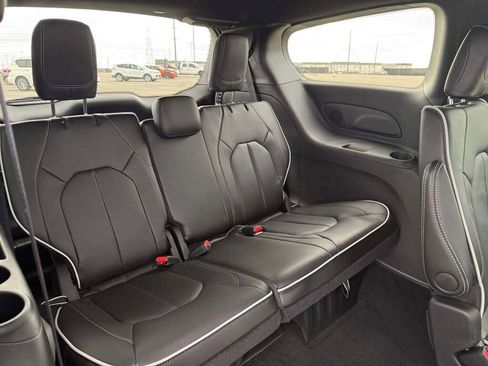 New 2026 Chrysler Pacifica Limited image 38