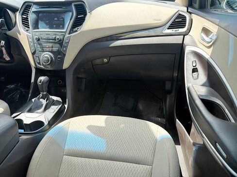 Used 2017 Hyundai Santa Fe SE image 17