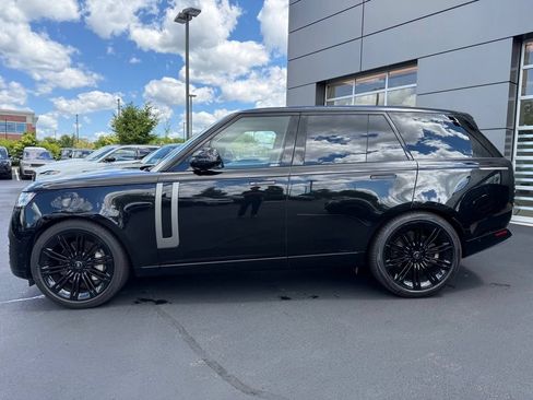 Used 2024 Land Rover Range Rover SE AWD/4WD image 2