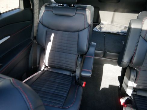Used 2026 Ford Explorer ST-Line w/ ST-Line Street Pack AWD/4WD image 12