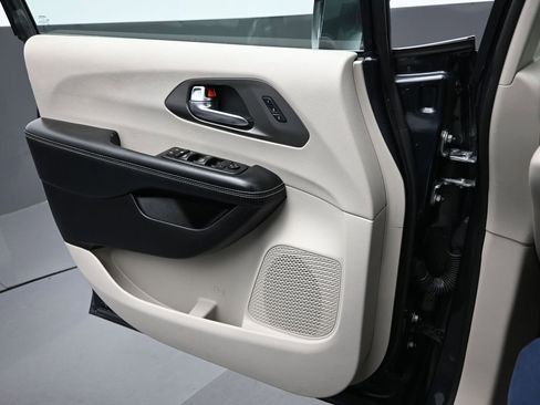 Used 2021 Chrysler Pacifica Touring-L image 12