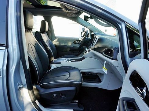 New 2023 Chrysler Pacifica Limited image 16