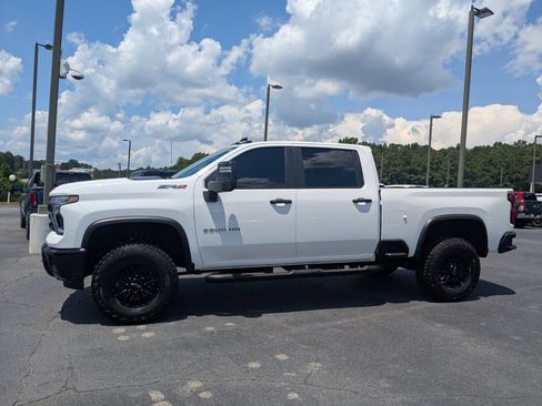 Used 2025 Chevrolet Silverado 2500 ZR2 w/ Technology Package AWD/4WD image 8