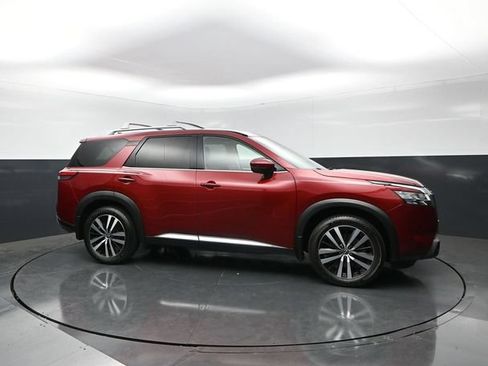 Used 2024 Nissan Pathfinder Platinum FWD image 6