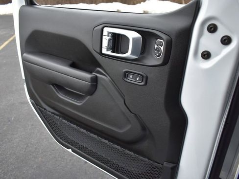 Used 2024 Jeep Gladiator Rubicon w/ Technology Group image 25