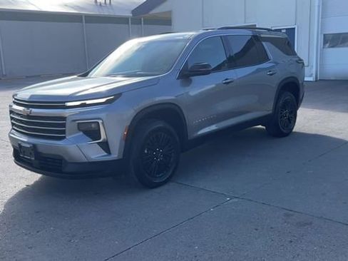 Used 2025 Chevrolet Traverse LT image 4