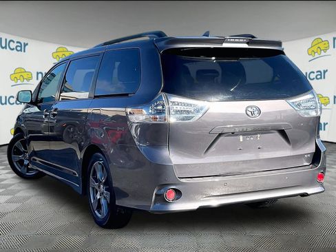 Used 2020 Toyota Sienna SE w/ SE Preferred Package image 4