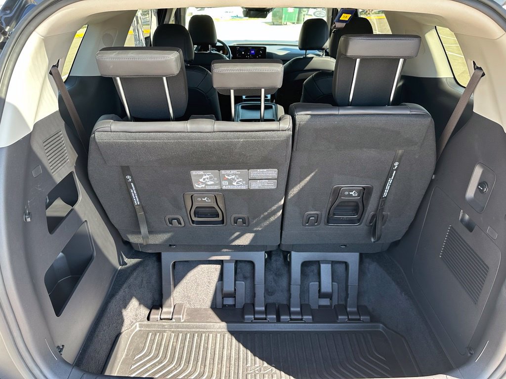 Used 2025 Kia Carnival FWD image 14