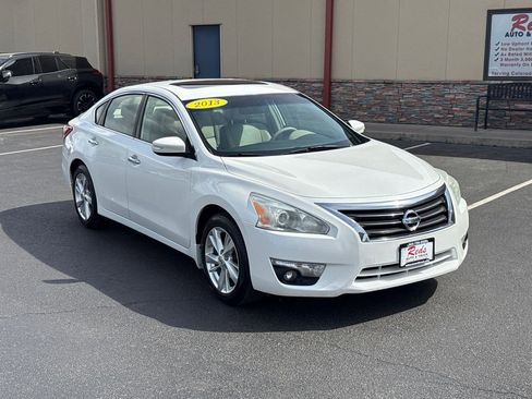 Used 2013 Nissan Altima 2.5 SL w/ Technology Pkg FWD image 2
