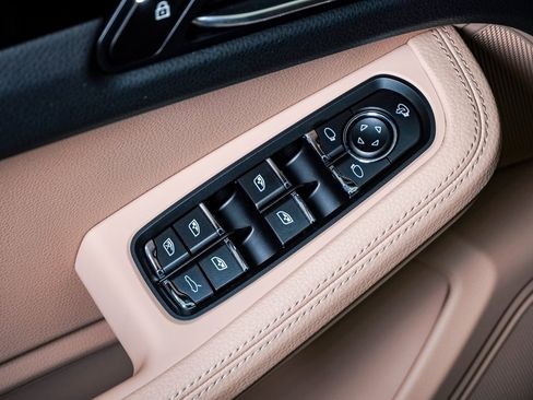 Certified 2025 Porsche Macan image 26