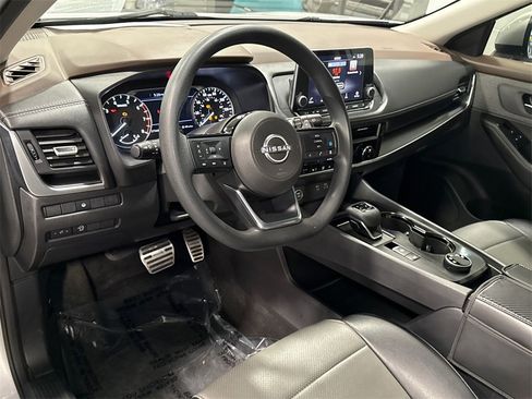 Used 2023 Nissan Rogue SV image 5