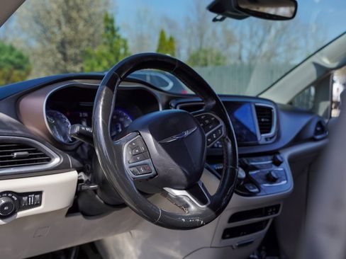 Used 2017 Chrysler Pacifica Touring-L Plus w/ Advanced Safetytec Group image 15