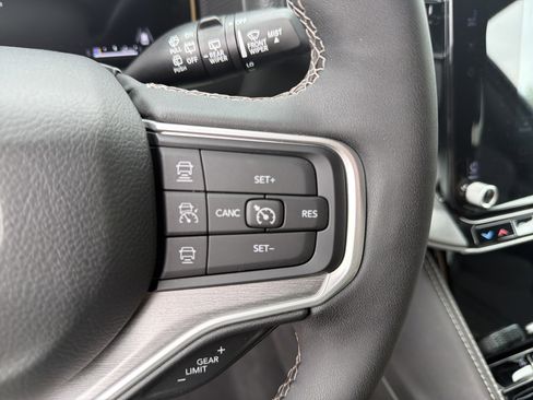 Used 2025 Jeep Wagoneer 4WD image 31