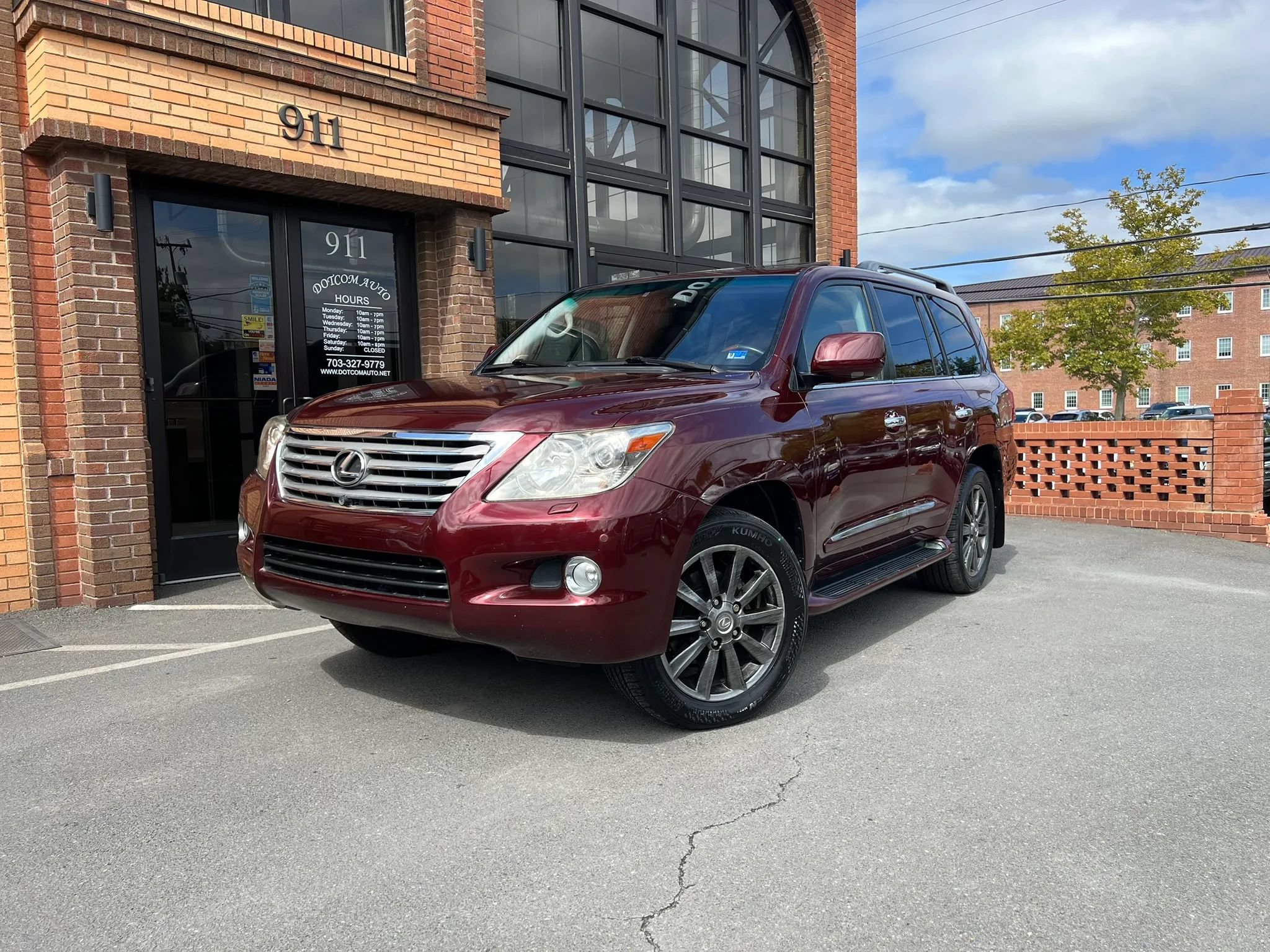 Used 2011 Lexus LX 570 4WD w/ Luxury Pkg image 2