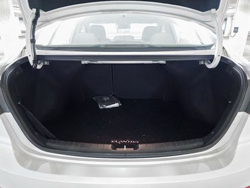 Used 2017 Hyundai Elantra SE image 9