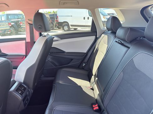 Used 2025 Volkswagen Taos SE AWD/4WD image 31
