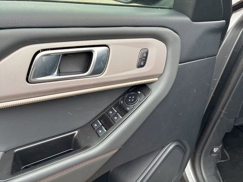 Used 2025 Ford Explorer Active AWD/4WD image 11