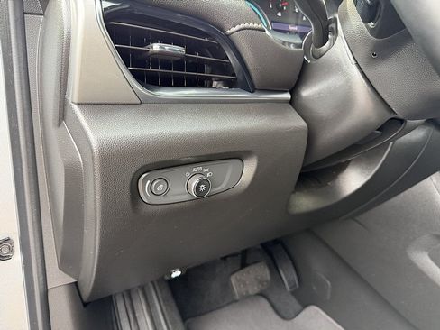 Used 2023 Chevrolet Traverse LT FWD image 20