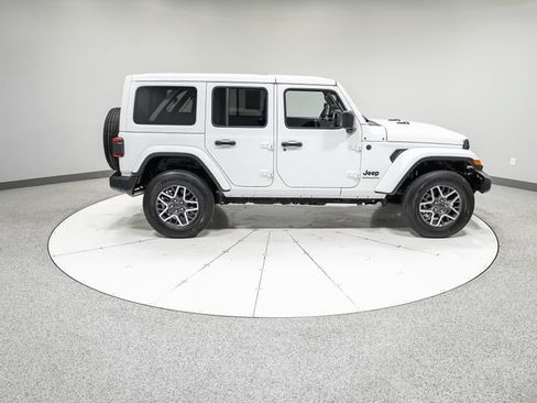 Used 2025 Jeep Wrangler Unlimited Sahara AWD/4WD image 28