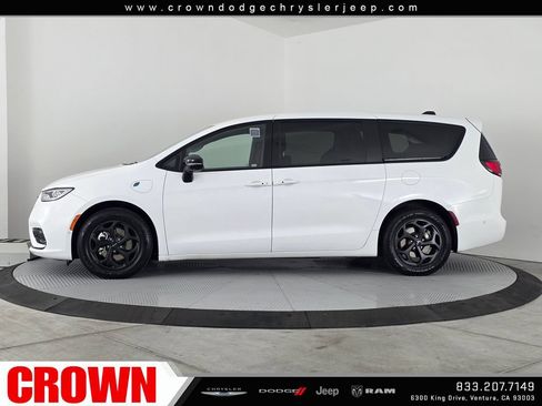 Certified 2024 Chrysler Pacifica Limited FWD image 4