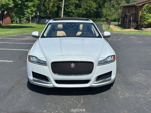 Used 2018 Jaguar XF Premium RWD image 2