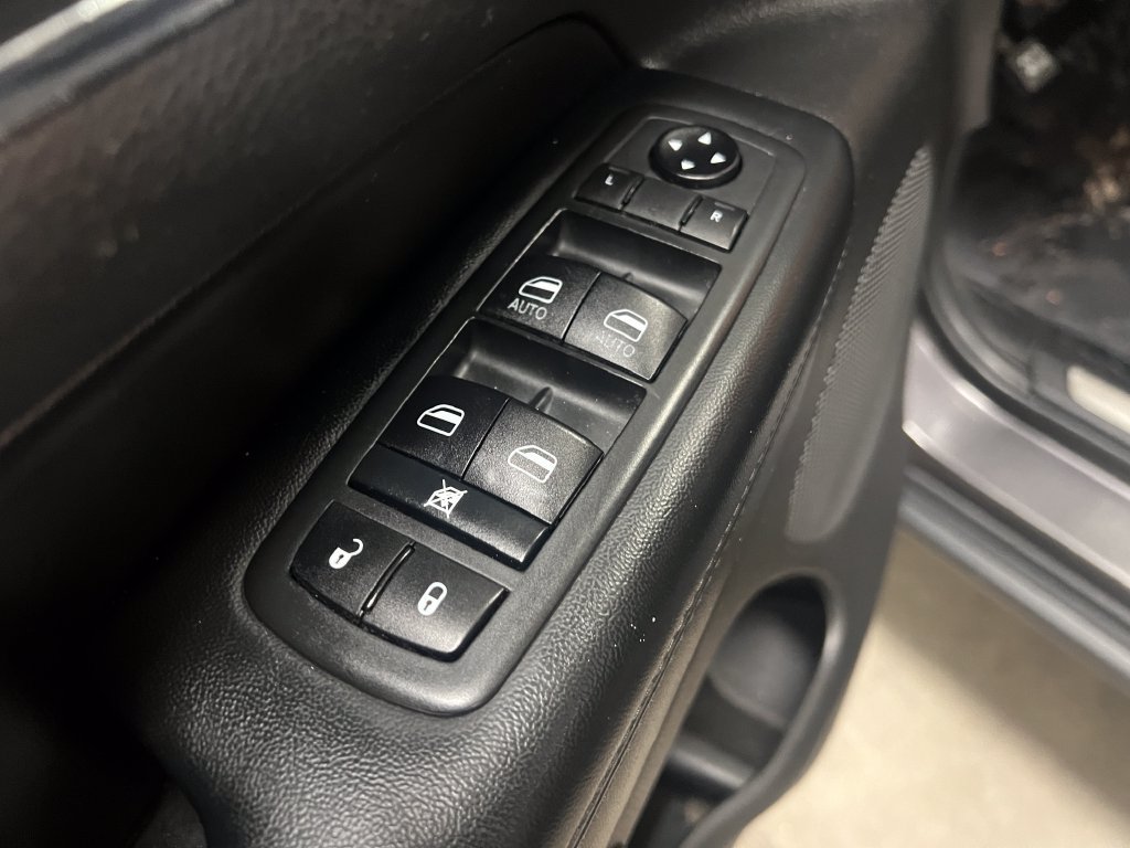 Used 2020 Jeep Grand Cherokee Limited w/ Luxury Group II AWD/4WD image 12