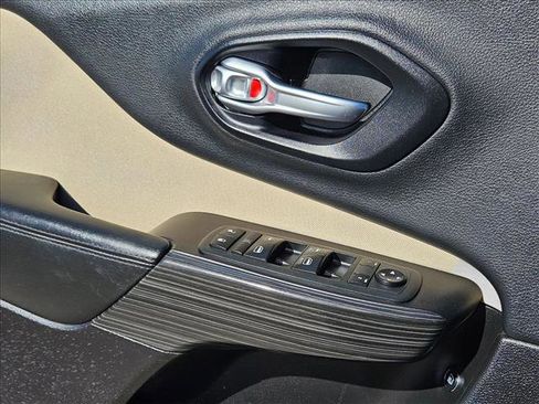 Used 2015 Jeep Cherokee Latitude FWD image 11