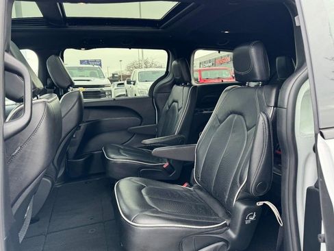 Used 2025 Chrysler Pacifica Limited image 10