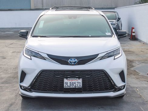Used 2024 Toyota Sienna XSE w/ XSE Premium Package image 2