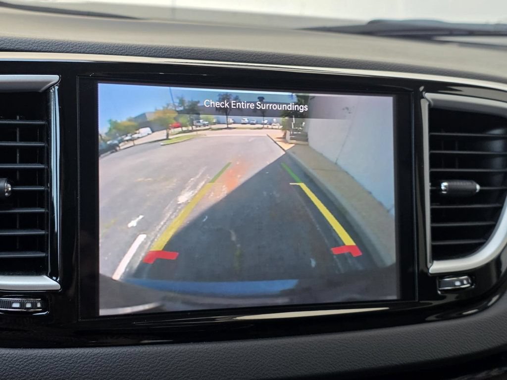 Used 2023 Chrysler Pacifica Touring-L FWD image 15