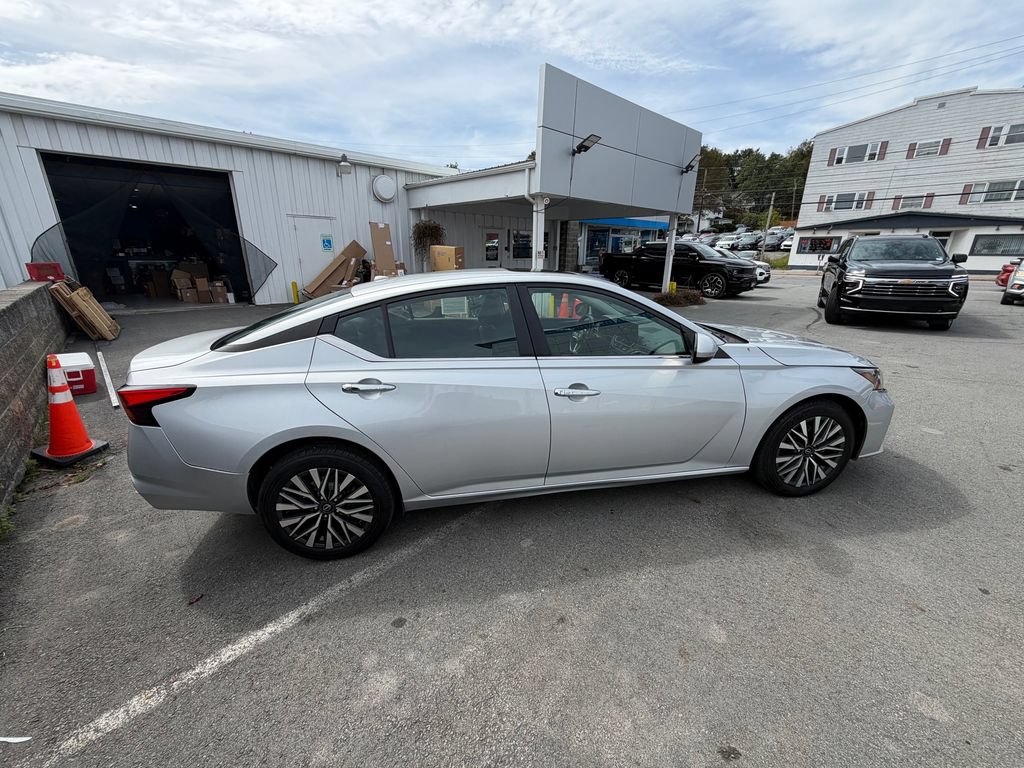 Used 2023 Nissan Altima 2.5 SV w/ SV Premium Package AWD/4WD image 6