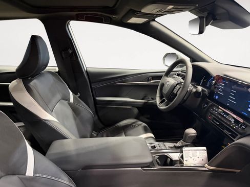 New 2026 Toyota Camry Hybrid FWD image 15