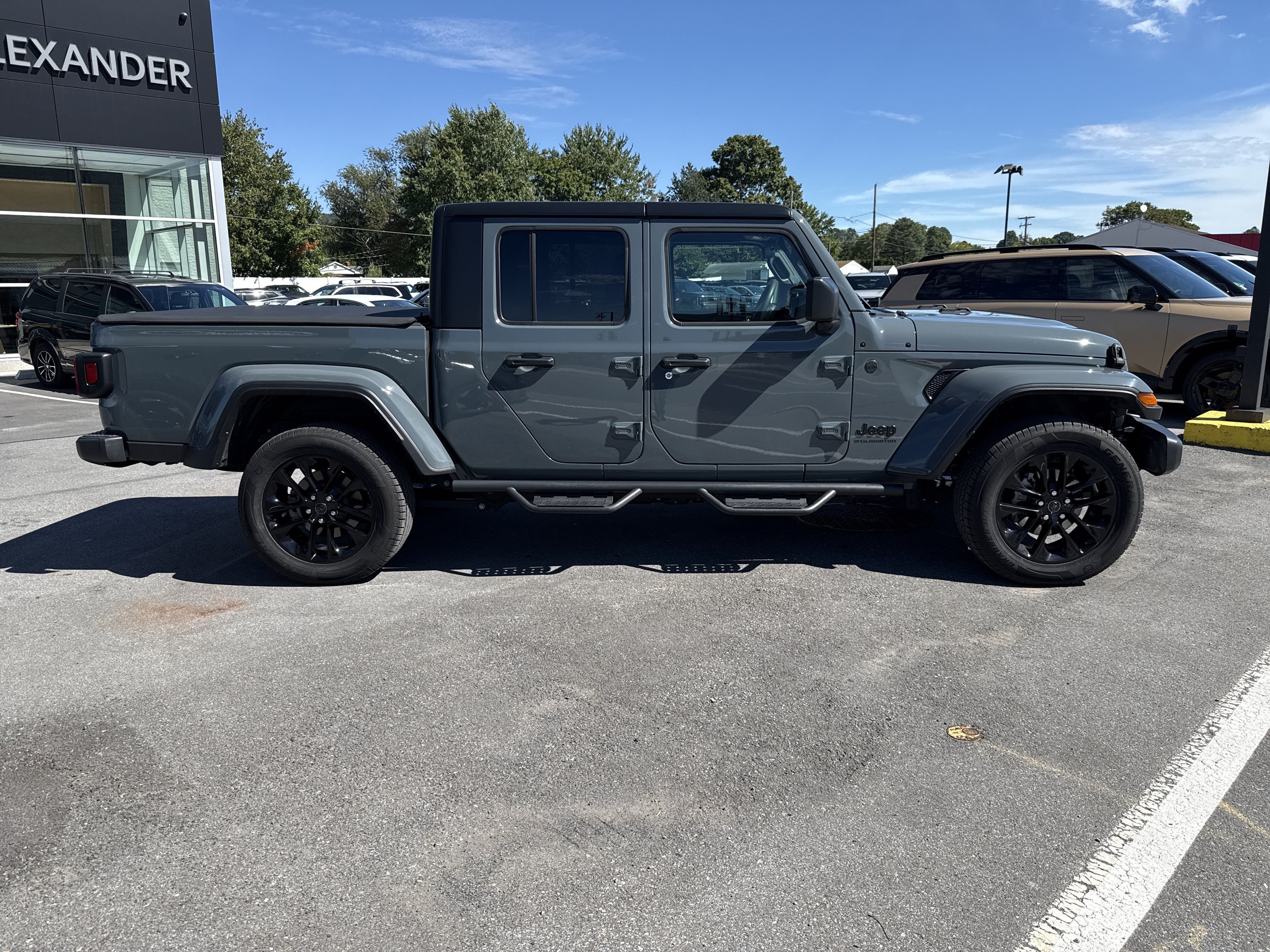 Used 2025 Jeep Gladiator Sport AWD/4WD image 2