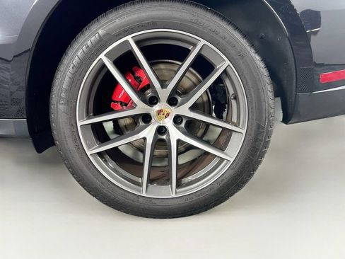 Certified 2024 Porsche Macan S AWD/4WD image 33