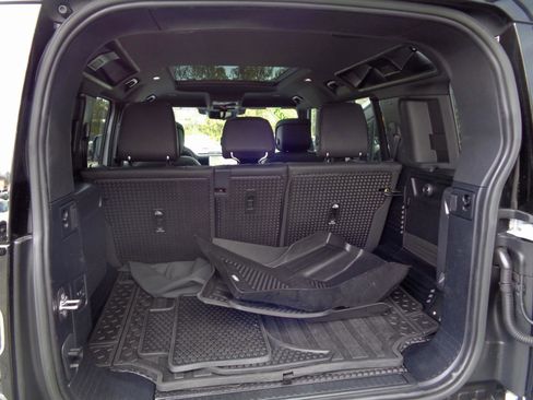 Used 2023 Land Rover Defender 110 V8 image 18