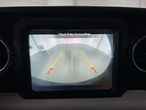 Used 2018 Jeep Wrangler Unlimited Sahara image 15