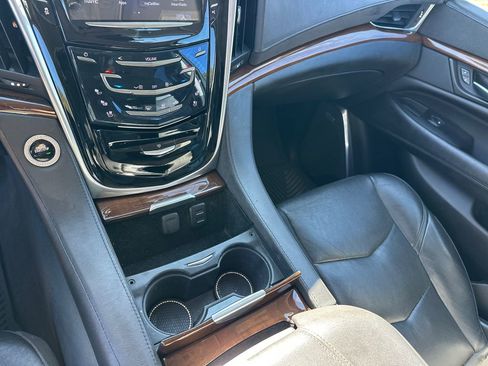 Used 2020 Cadillac Escalade ESV Premium Luxury image 34