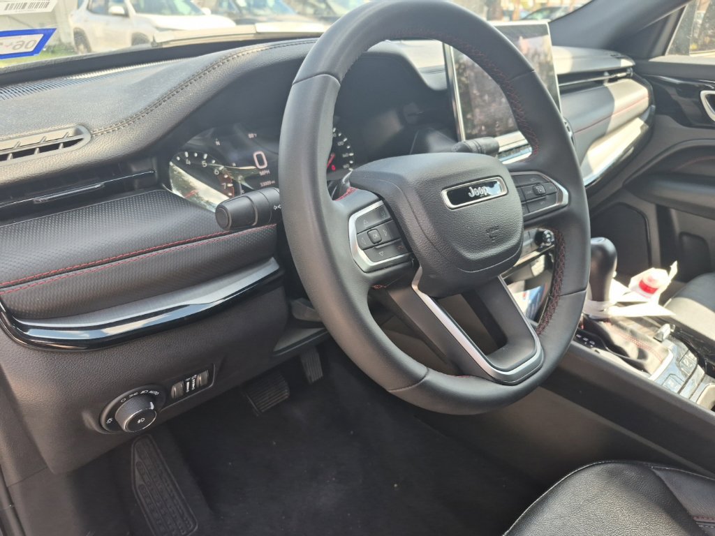Used 2025 Jeep Compass Trailhawk AWD/4WD image 7