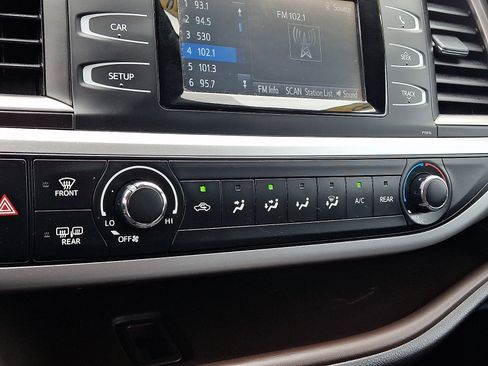 Used 2019 Toyota Highlander LE AWD/4WD image 16