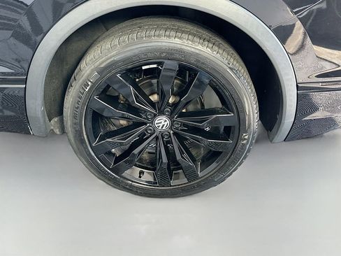 Used 2021 Volkswagen Tiguan SE R-Line image 30
