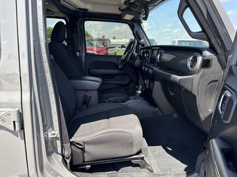 Used 2022 Jeep Wrangler Unlimited Sahara AWD/4WD image 28