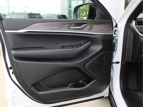 New 2025 Jeep Grand Cherokee Limited w/ Luxury Tech Group II image 9